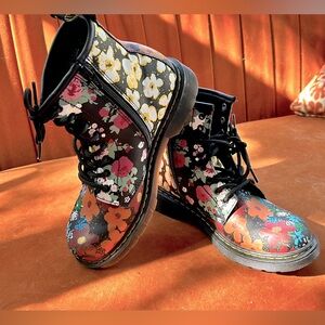 Dr. Marten youth 1460 English Garden leather lace up, size 4 US.